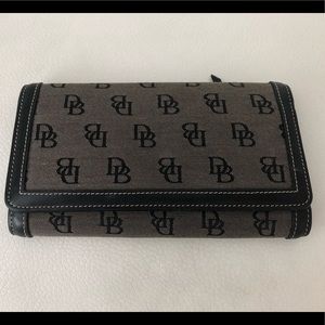 Dooney & Bourke trifold black wallet